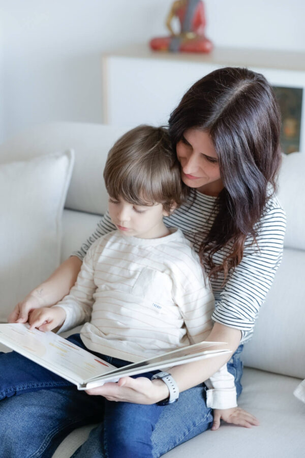 Sonia leyendo el libro con su hijo